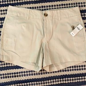 Gap 4” khaki shorts size 4 NWT